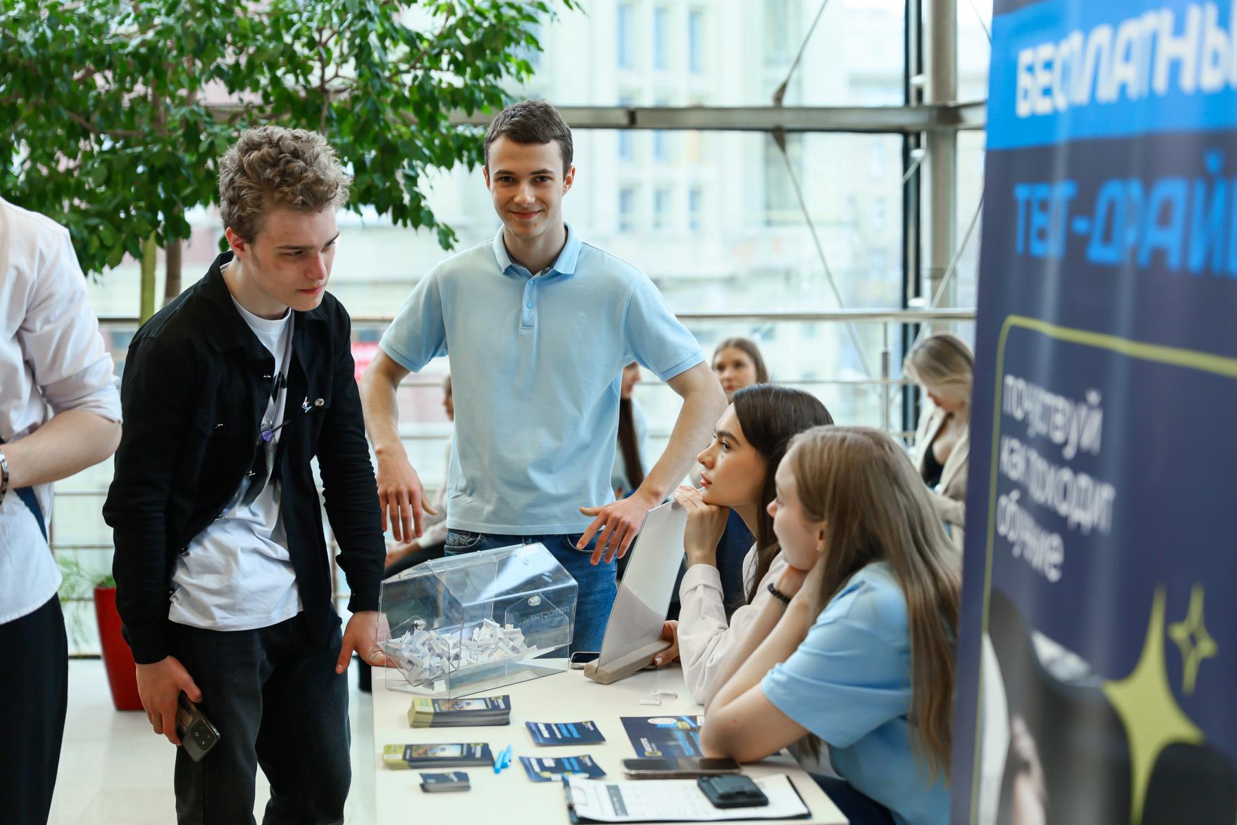 Фото Соловьёв, Савочкин, Никишева: звездные гости собрали на форуме в Новосибирске свыше тысячи человек – 100 ярких кадров 41
